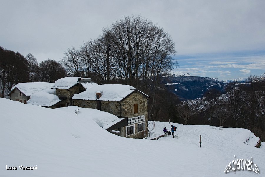 01-IL RIFUGIO CAI VALTROMPIA ANCORA IN OMBRA.jpg